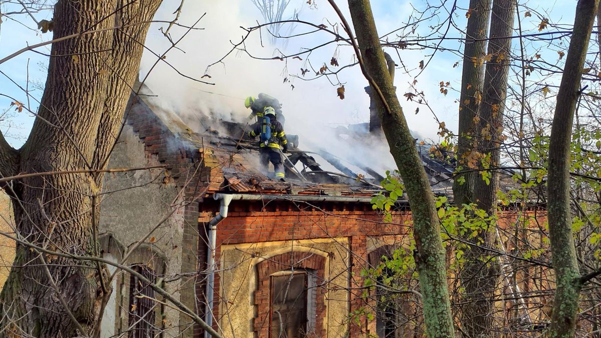 V Brně hořela historická budova bývalé léčebny na Červeném kopci